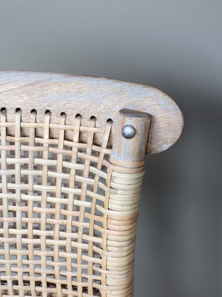 Detaljbild på ryggen utav fransk barstol från Chic Antique.