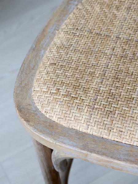Detaljbild på rottingflätningen av sitsen på fransk barstol från Chic Antique.