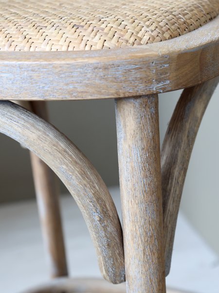 Detaljbild av ben och lite sits för fransk barstol från Chic Antique.