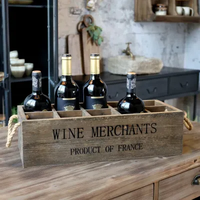 Rustik flaskback i trä med texten Wine Merchants fylld med vinflaskor stående på en köksbänk i trä.