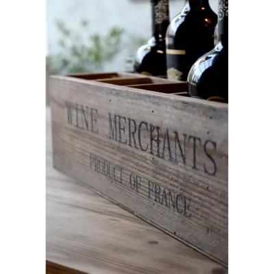 Svart vintagetryck med texten Wine Merchants Product of France på en gammaldags vinlåda i trä.