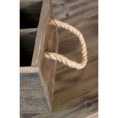 Närbild på kraftigt, tvinnat rephandtag monterat på en rustik träback i lantlig inredningsstil.
