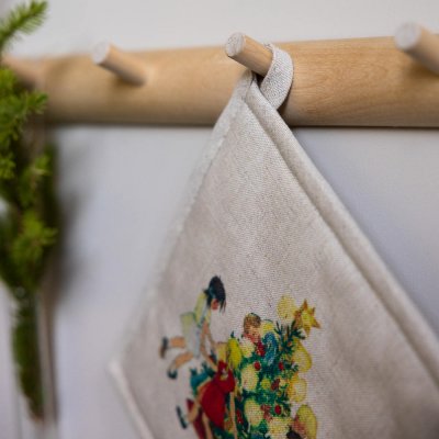 grytlapp-linbeige-med-motiv-från-barnen-i-bullerbyn