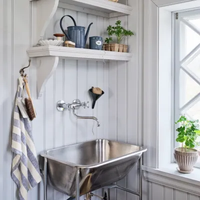 tea-towel-in-striped-white-and-blue