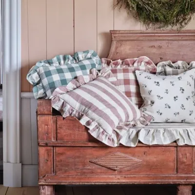 kuddfodral-i-randigt-vitt-och-rosa