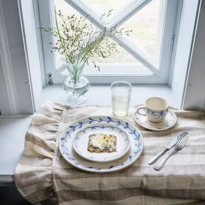 löpare-i-randigt-vitt-och-beige
