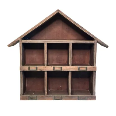 Skåp-hus-no.7-brun-från-miljögården