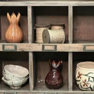 Skåp-hus-no.7-brun-från-miljögården