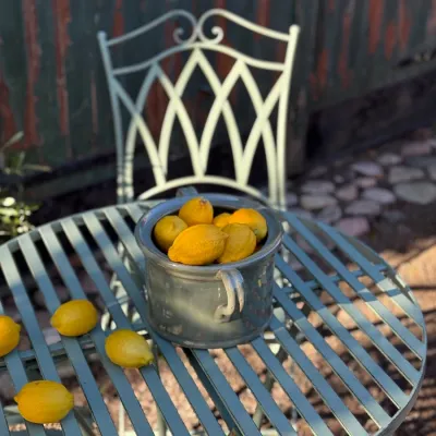 salviagrönt-cafébord-för-din-utemiljö