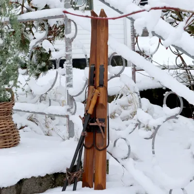 skidor-och stavar-i-dekorationsutförande