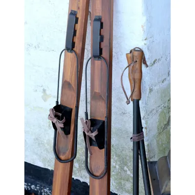 skidor-och stavar-i-dekorationsutförande