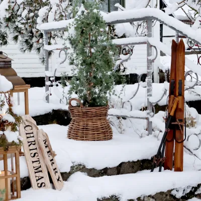 skidor-och stavar-i-dekorationsutförande