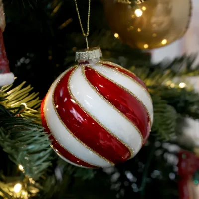 Christmas-bauble-twisted-red-and-white-stripes