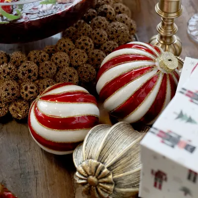 Christmas-bauble-twisted-red-and-white-stripes