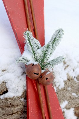 Decorative Skis Vintage with Sticks Antique Cherry - Chic Antique