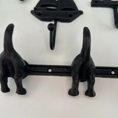 Närbild på kroklist med hundsvansar som krokar.