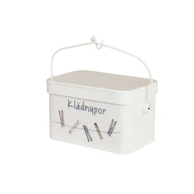 Liten vit plåtburk Ivar för klädnypor från Strömshaga med handtag och krok för upphängning på tvättlinan.