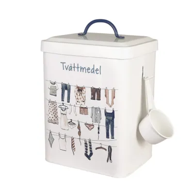 Vit rektangulär tvättmedelsburk i plåt, modell Ivar från Strömshaga, med en doseringsskopa hängande på sidan.