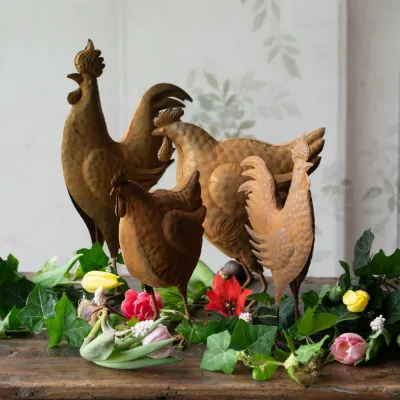 Rusty hens and roosters in a group with flowers - Wikholm Form
