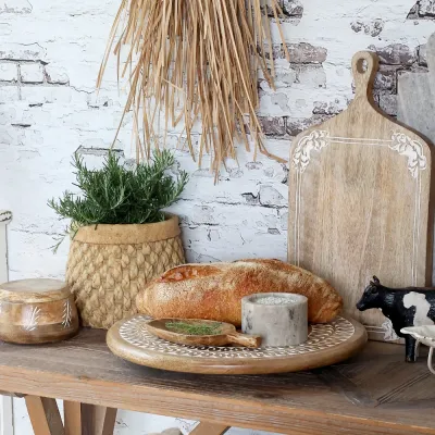 tapasbräda-i-mango-med-snidat-mönster