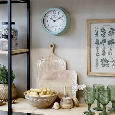 tapasbräda-i-mango-med-snidat-mönster