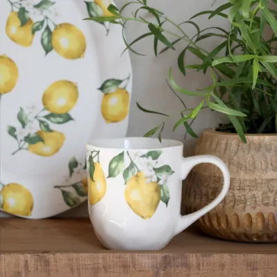 Klassisk cremevit porslinsmugg Maison Citron med handtag och mönster av gula citroner, volym 390 ml.