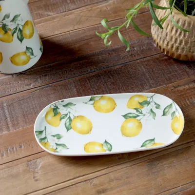 Avlång assiett Maison citron från Chic Antique på ett träbord.