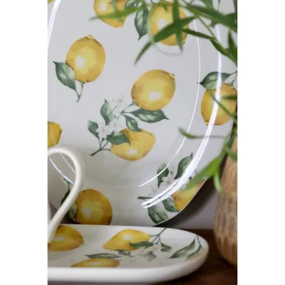 Närbild på den ovala tallriken eller mindre serveringsfatet med citroner från Chic Antiique.