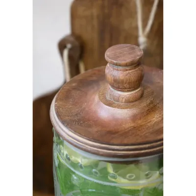 Närbild på trälocket i mango på dryckesdispensern från Chic Antique.