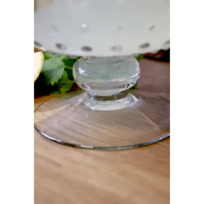 Närbild på foten i glas på dryckesdispensern från Chic Antique.