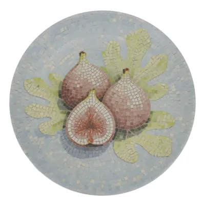 Rund tallrik Chartres i stengods från Chic Antique med ett ljusblått mosaikmönster och motiv av tre lila fikon, diameter 26,5 cm