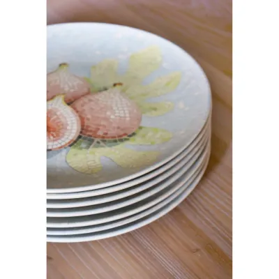 Tallrik Chartres med fikon staplade på varandra på ett bord, från Chic Antique.