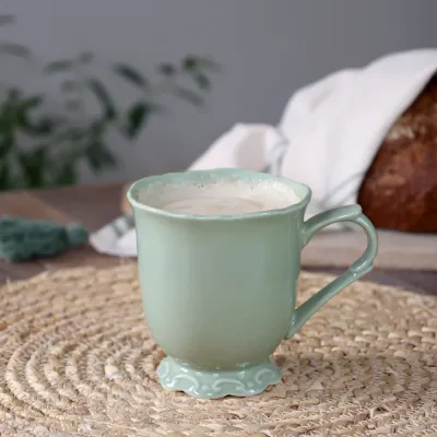 Mugg Provence i färgen Verte från Chic Antique med kaffe på ett bord