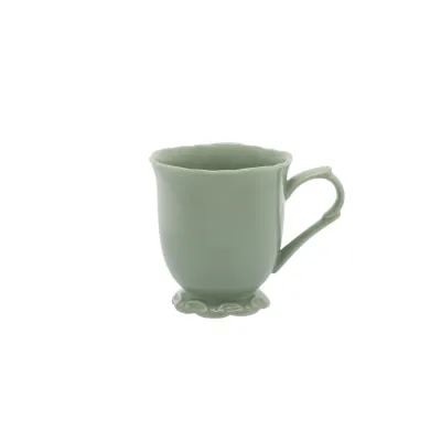Ljusgrön kaffemugg i porslin, Provence Verte från Chic Antique med romantisk spetsdekor (30 cl) mot vit bakgrund.