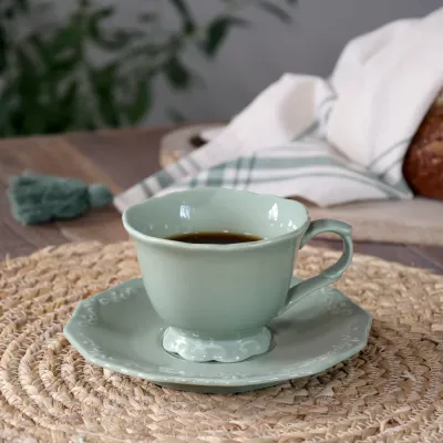 Kaffekopp med fat Provence Verte från Chic Antique med kaffe på ett dukat bord