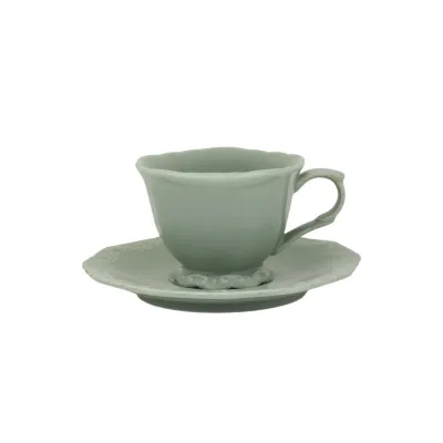 Ljusgrön kaffekopp med fat i porslin, Provence Verte från Chic Antique med romantisk spetsdekor mot vit bakgrund.