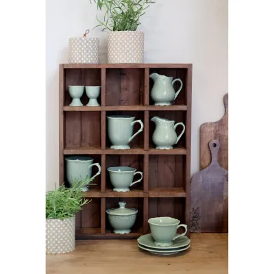 Mugg Provence verte framför en hylla med Provence-porslin