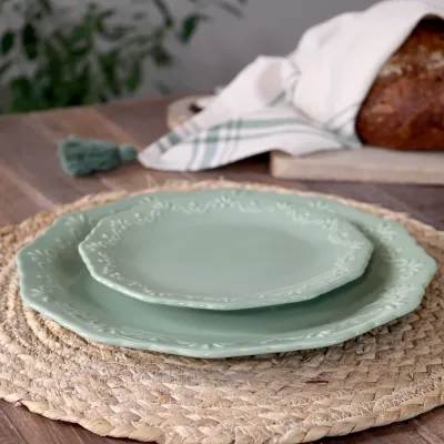 Assiett Provence i ljusgrönt på middagstallriken, dukat på bord från Chic Antique