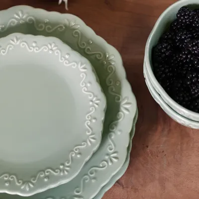 Detalj på assiett Provence i ljusgrönt från Chic Antique