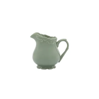 Liten ljusgrön gräddkanna i porslin, Provence Verte från Chic Antique med fransk spetsdekor (20 cl).