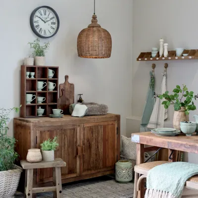 Vacker förvaring av Provence-serien i ljusgrönt på en hylla i lantlig stil – porslin från Chic Antique.