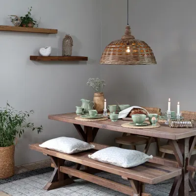 Inspirerande dukning med porslinsserien Provence från Chic Antique i färgen Verte på ett rustikt bord.