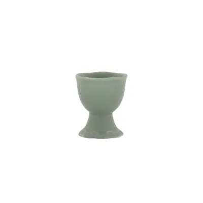 Ljusgrön äggkopp i porslin, Provence Verte från Chic Antique med vågig kant och fransk spetsdekor.