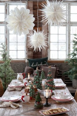 Christmas table set with Chalet de Noël porcelain from Chic Antique