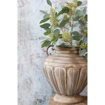 Metallurna i färgen antique mocca på ett bord med olivkvistar från Chic Antique