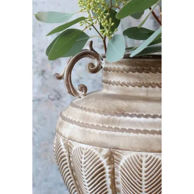 Närbild på färgen, metallen och handtag på den rustik urnan från Chic Antique