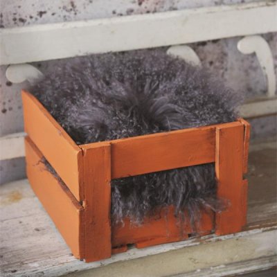 vintage-paint-bright-orange-på-trälåda