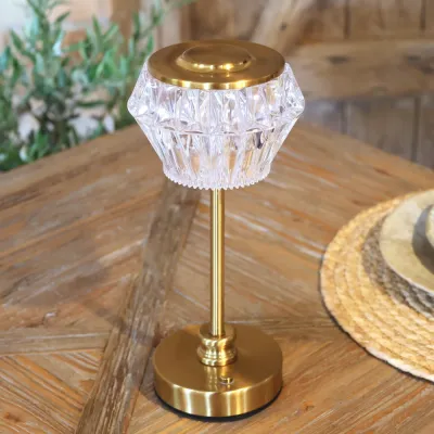 Diamond uppladdningsbar bordslampa i antikmässing på rustikt träbord.