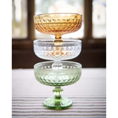 Coupéglas Elly i tre färger staplade på bord – Wikholm Form