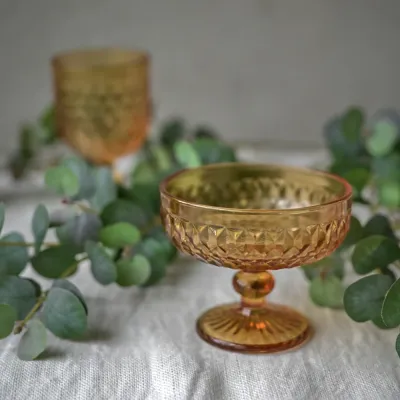 Coupéglas Elly bärnsten ståendes på bord – Wikholm Form